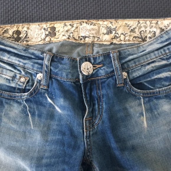 Comfy Designer Jeans Great for Summer - Picture 2 of 4